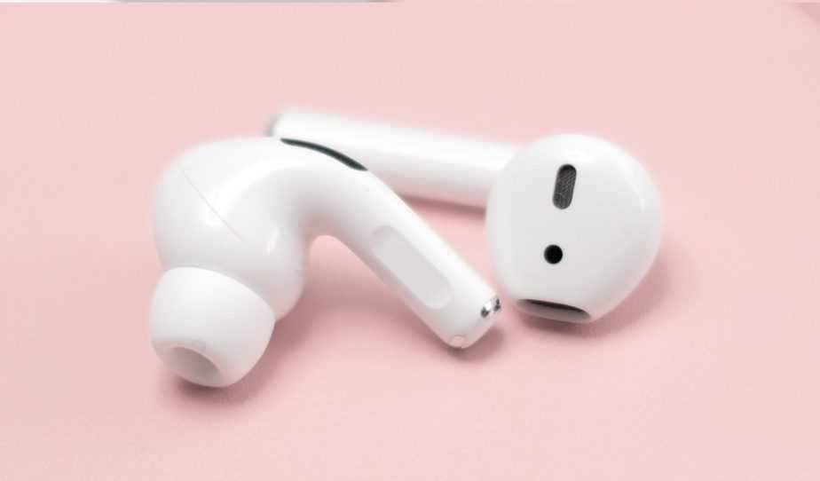 Why Do Your Airpods and Airpods Pro Keep Flashing White?